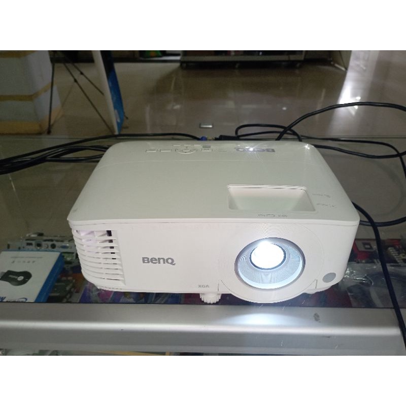 proyektor bekas BenQ mx604. 3600 lumens. xga terang tajam