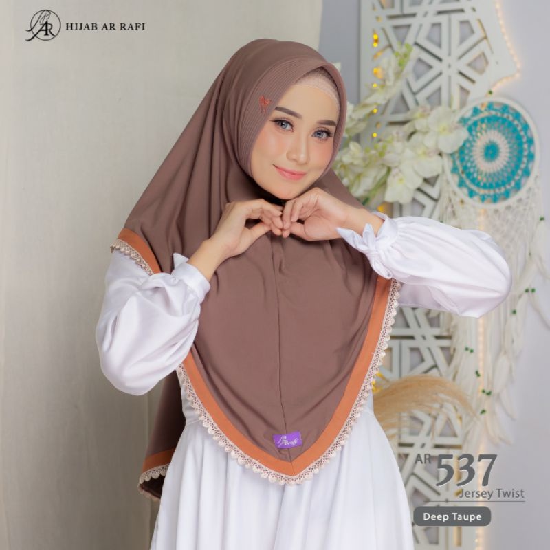 Terbaru ✔️COD ✔️ Jilbab Instan by Arrafi Hijab AR 537 Jilbab instan aksen renda tepi-deep taupe