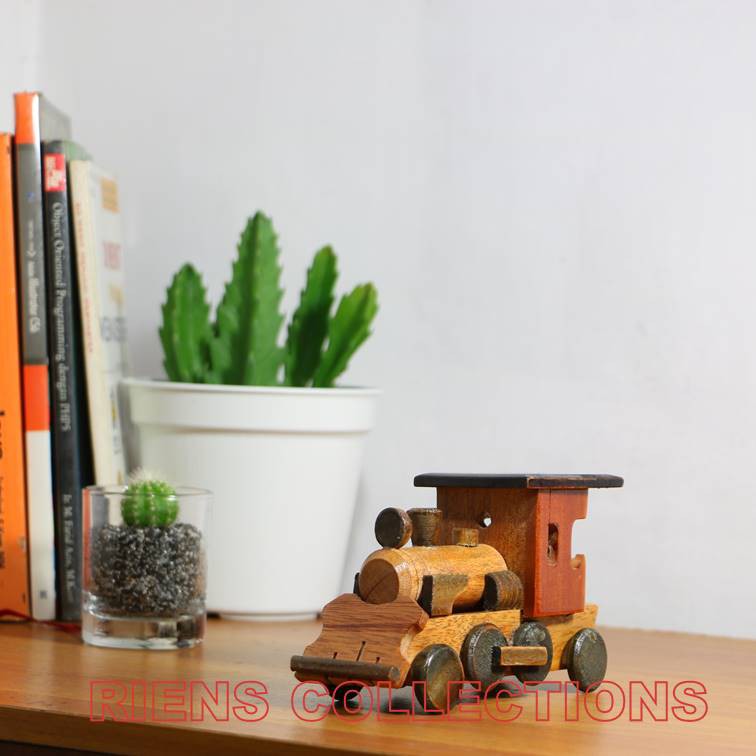RIENS COLLECTIONS. MINIATUR DIECAST PAJANGAN KERETA LOKOMOTIF KAYU UKURAN 15X8X5 CM. SOUVENIR JOGJA UNIK. OLEH OLEH JOGJA UNIK