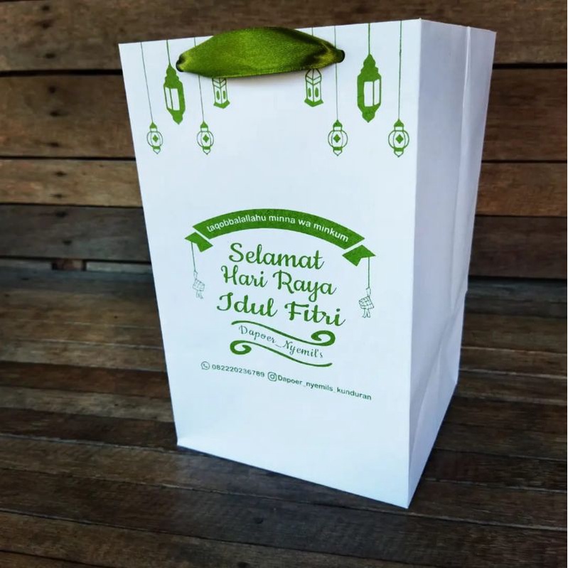 

PAPERBAG KUKER KRAFT PUTIH UKURAN 15X15X24 dan 15x15x15