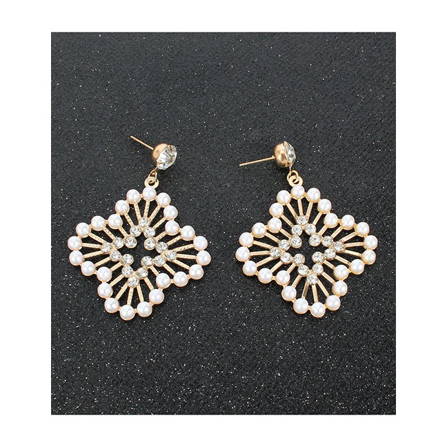 LRC Anting Tusuk Fashion Golden Pearl-like Geometrical Alloy Diamond Pierced Earrings K44378