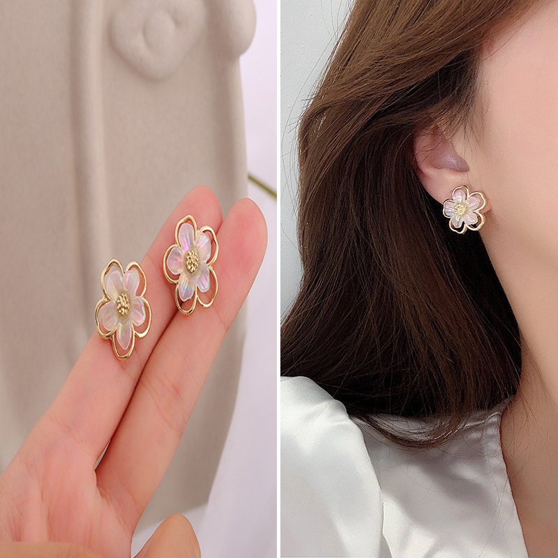 YEEZII Anting Stud Hypoallergenic Bentuk Bunga Hollow Warna Emas Untuk Wanita