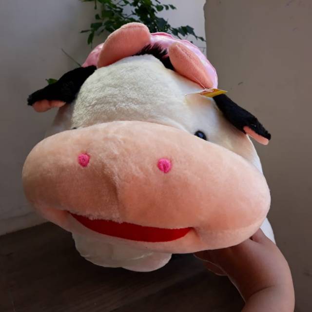 Boneka sapi pita besar