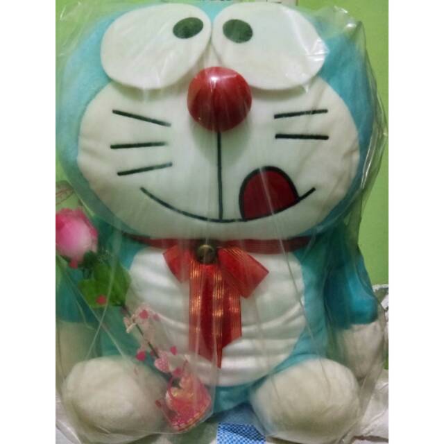 Boneka doraemon besar