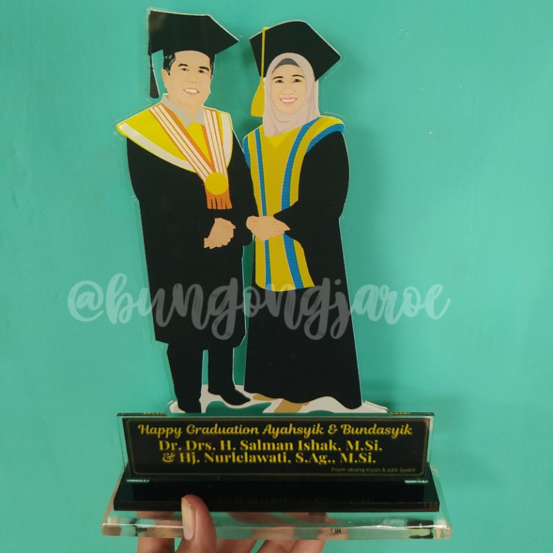 

Plakat Akrilik Vektor Couple Wisuda /kado wisuda/kado ulangtahun / kado sidang pacar