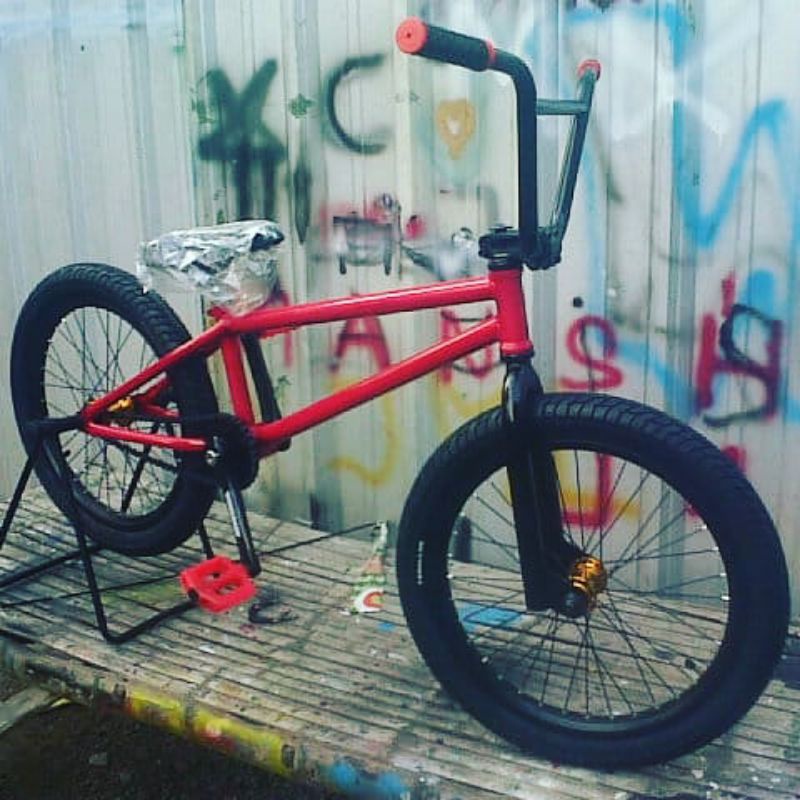 sepeda BMX street red
