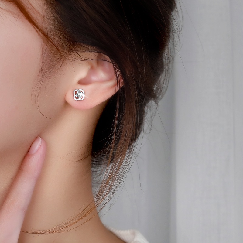 Empat Daun Semanggi Moissanite Stud Earrings Wanita Tunggal Berlian Sederhana Fleksibilitas dan Kepribadian Bermutu Tinggi Anting-Anting Baru