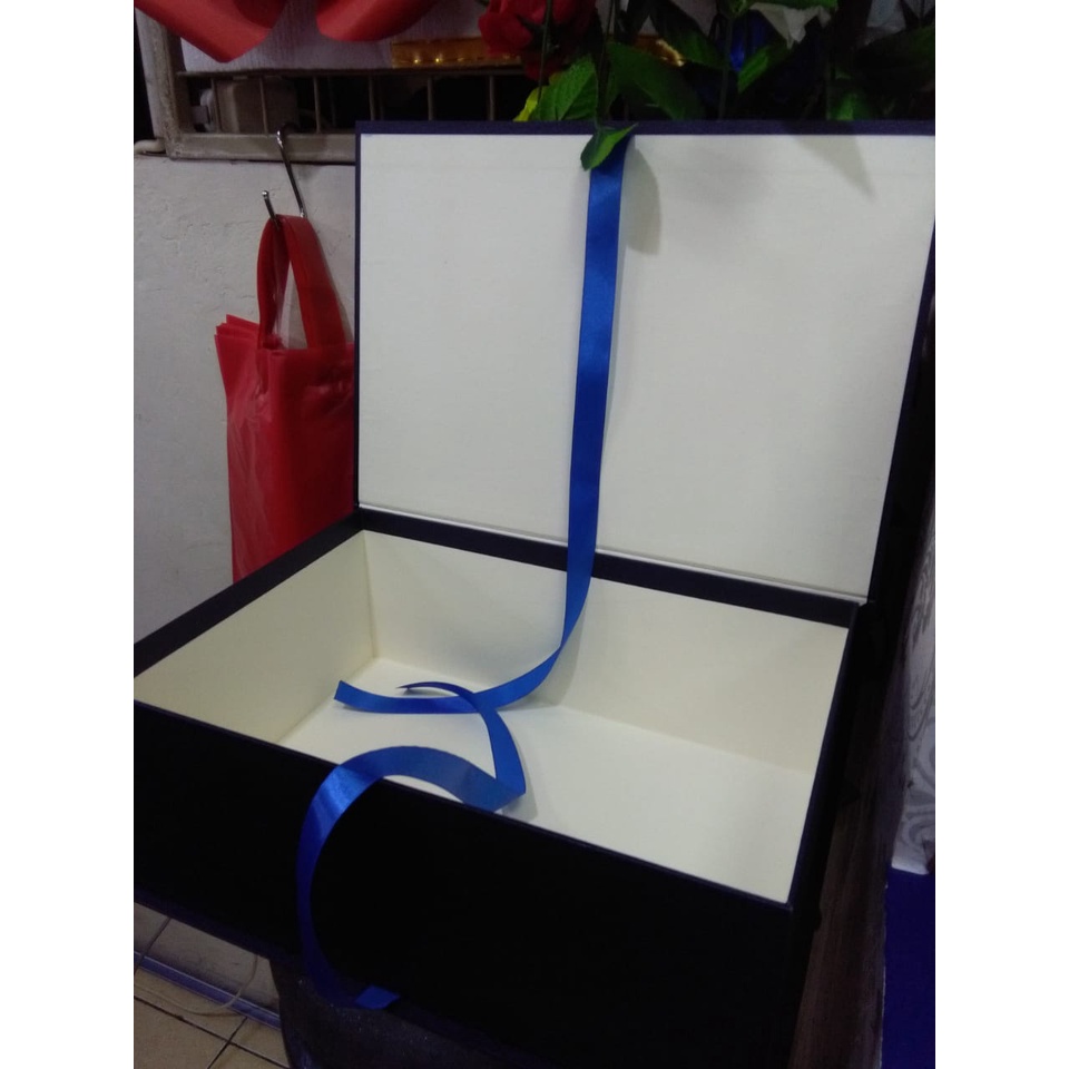 

Box Pita Model Buku 30x22x8 / Box pita Hampers Model Buku / Box pita Model Buku / Box Pita Gift Box 30x22 T8 cm / Box Kado Ulang Tahun / Elegan Box Bridesmaid & Groomsmaid