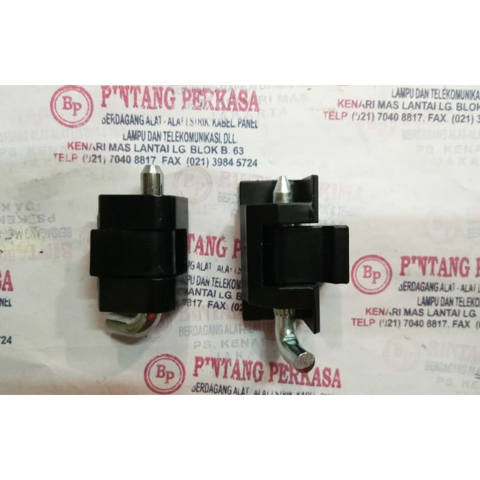 Engsel Hitam untuk Box Panel ukuran 4cm / 4 cm