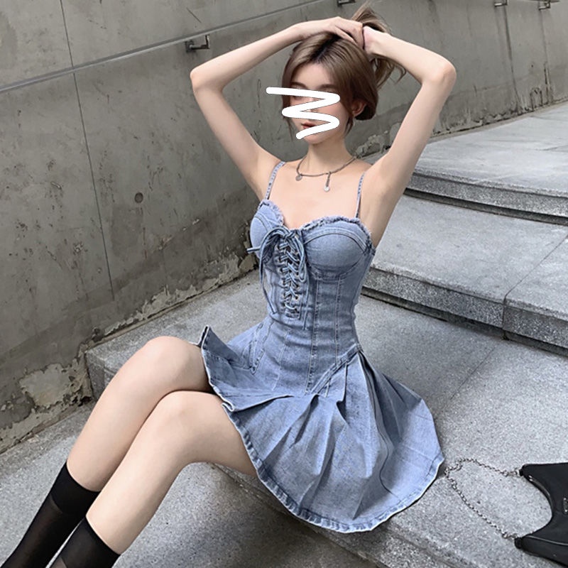 Red Sexy manis dan pedas denim suspender dress wanita musim panas high-end chic tali pinggang pinggang menunjukkan tabung tipis rok lipit atas