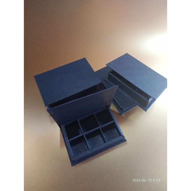 

hot box kotak sekat 6 hard cover praline chocolate