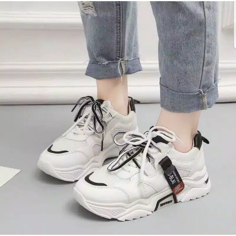 Sepatu Sneakers Wanita Masa Kini AS104