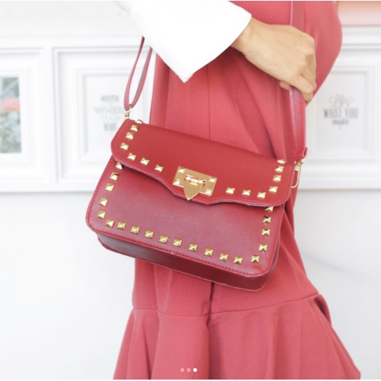 SLINGBAG VALENTINO ROCKSTUD MAROON