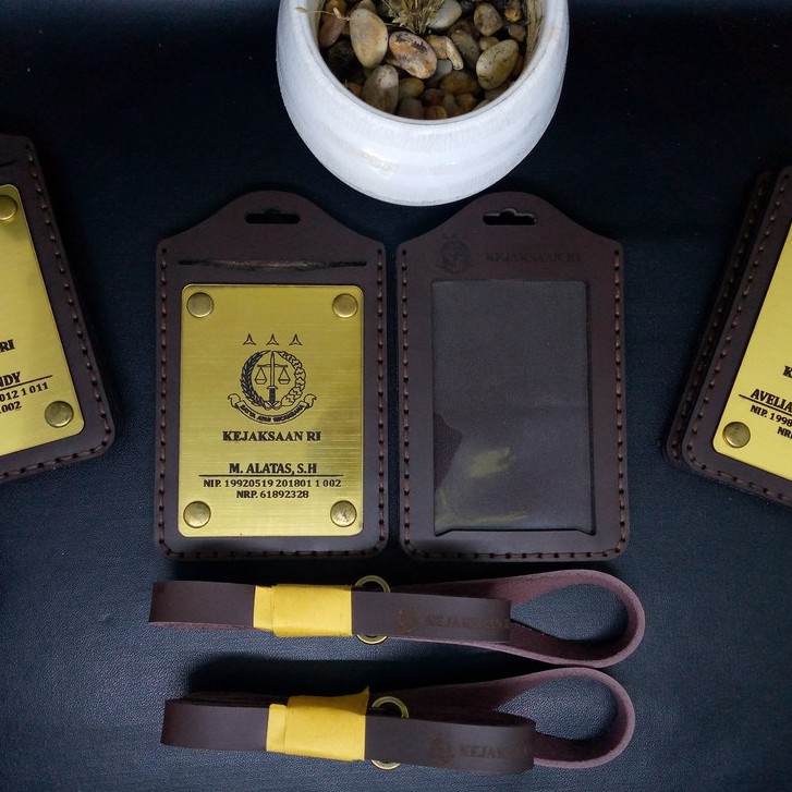 

LANYARD ID CARD & ID CARD HOLDER GRAVO GOLD TERBAIK