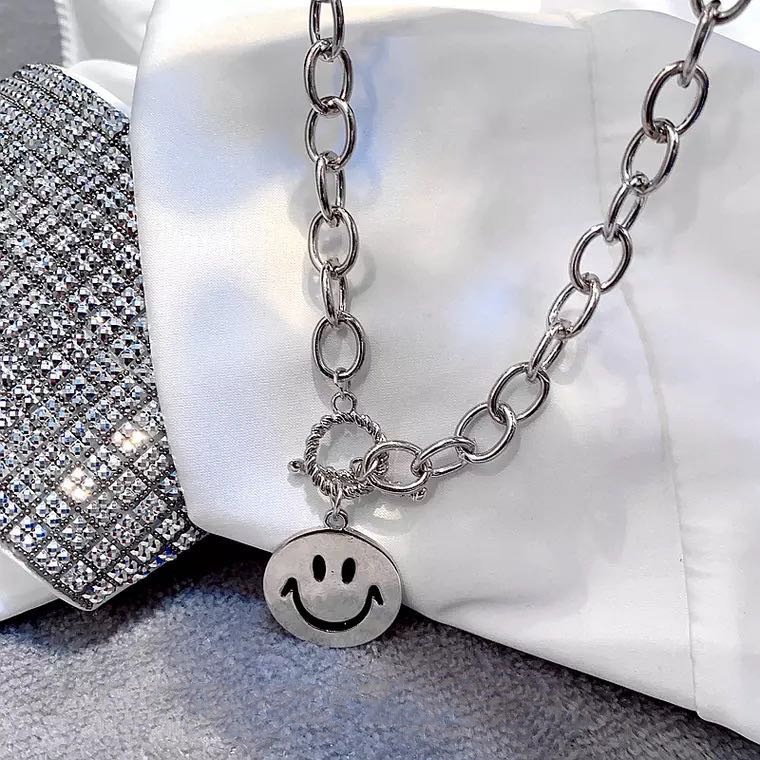 Kalung Rantai Liontin Smiley Bahan Titanium Steel Gaya Hip Hop Vintage