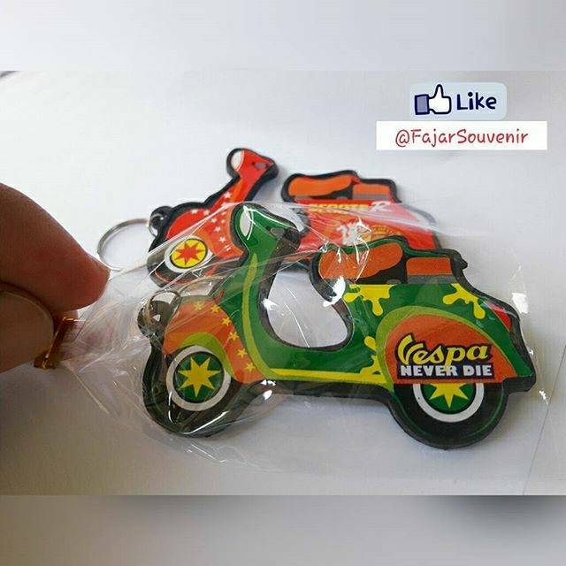 Souvenir Pernikahan Murah Gantungan Kunci Vespa stiker kemas plastik | gantungan vespa souvenir cendramata sovenir pernikahan sopenir pernikahan sofenir pernikahan souvenir murah souvenir unik souvenir murah unik souvenir ulang tahun murah-3