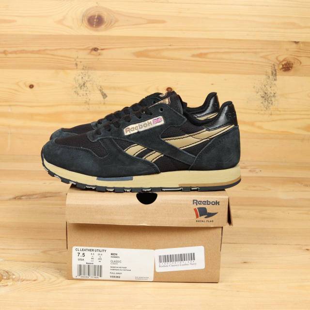 Sepatu reebok classic utility navy