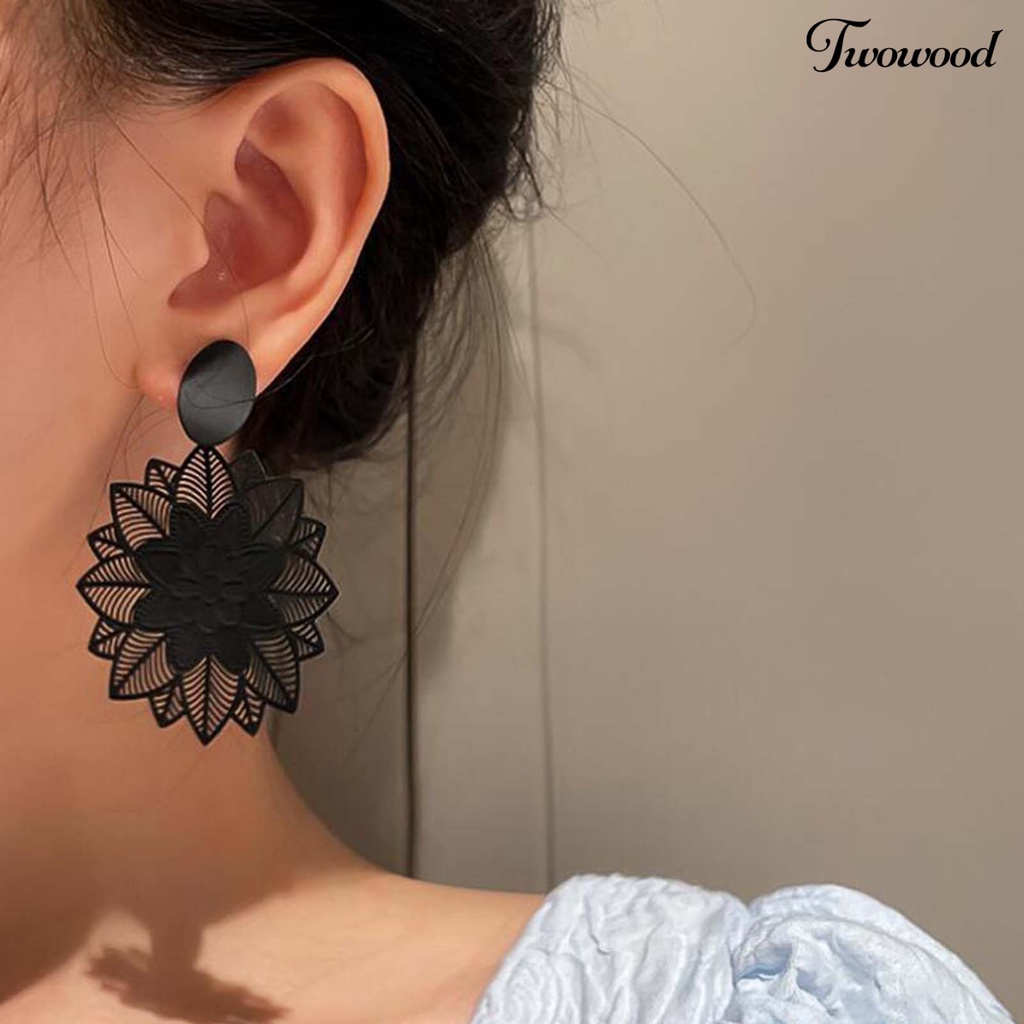 1 Pasang Anting Bentuk Bunga Model Hollow Out Gaya Vintage Untuk Wanita