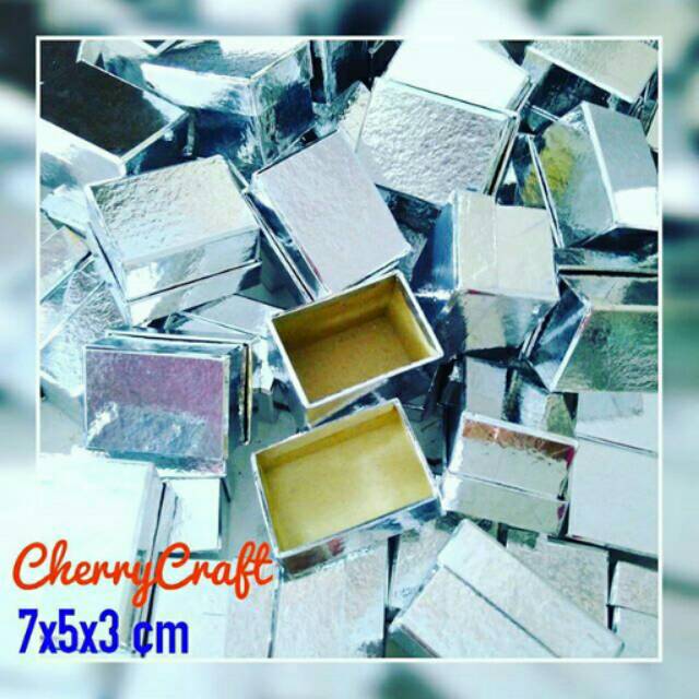 

Kotak Kado Silver Glossy Mini Ukuran 7x5x3 cm