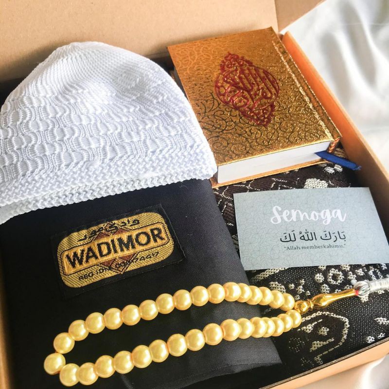 

Hampers Cowok include Sarung, Sajadah, Tasbih, Peci dan Al-Quran