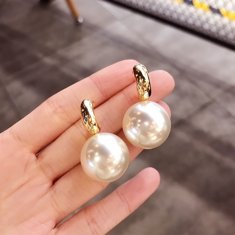 Korean version of arc-shaped big pearl earrings ladies earrings earrings jewelry wholesale