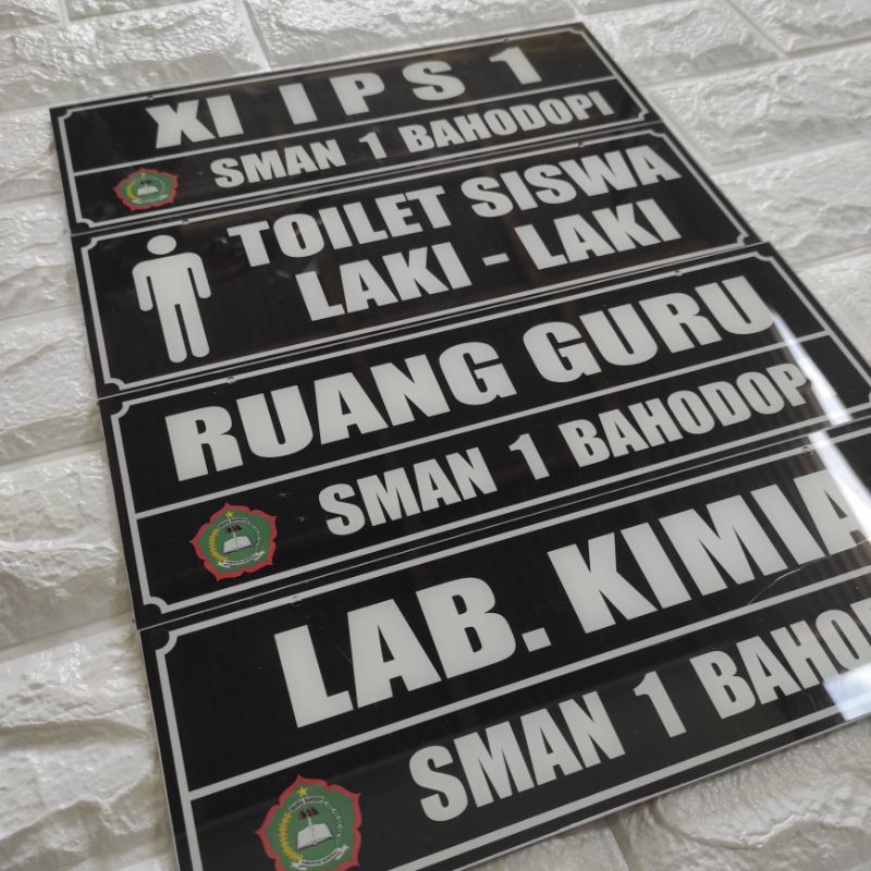 PAPAN KELAS NAMA KELAS LABEL SIGN NAMA KELAS  AKRILIK PLUS GANTUNGAN SUPER COSTUM NAMA