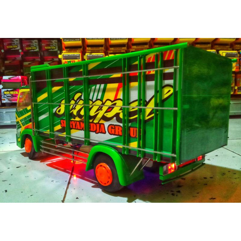 Miniatur Truk Detail Oleng Parah