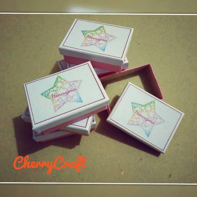 

Kotak/ kado/ packing/ gift box ukuran 7x5x3 pakai logo