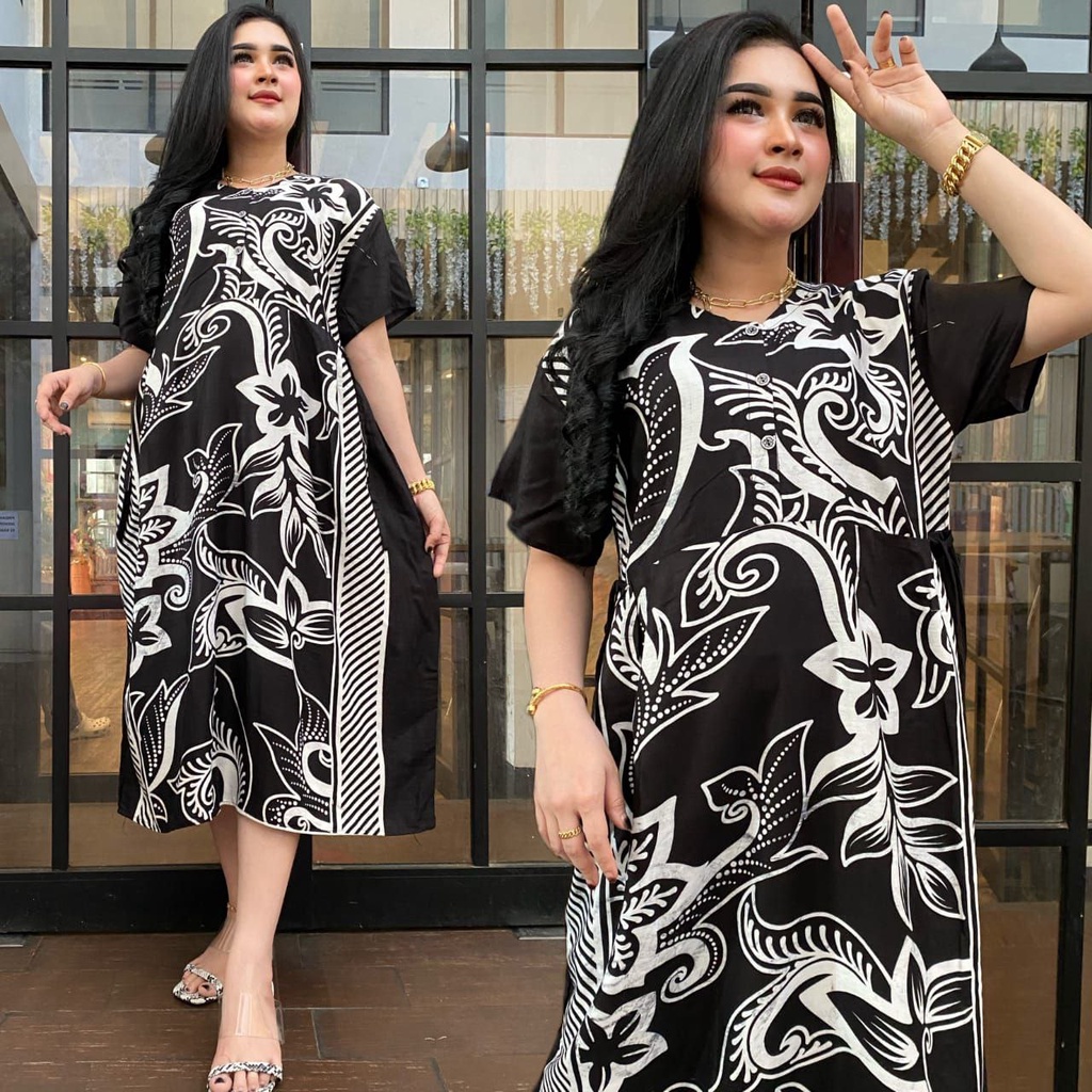 Daster Chibi Terbaru Hitam Putih ( Harga Promo Termurah ) Motif Bunga Monocrome Panjang bawah lutut Rayon Grade A ada 3 kancing depan ( busui friendly ) Lengan Pendek - Daster Bali Wanita CantikKekinian - Baju Tidur Wanita Dewasa Populer - By BATIK SULMIT