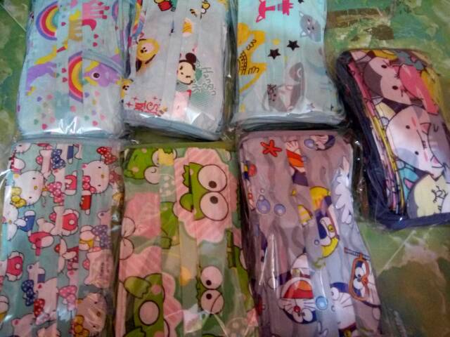 Masker motif karakter satuan plus plastik