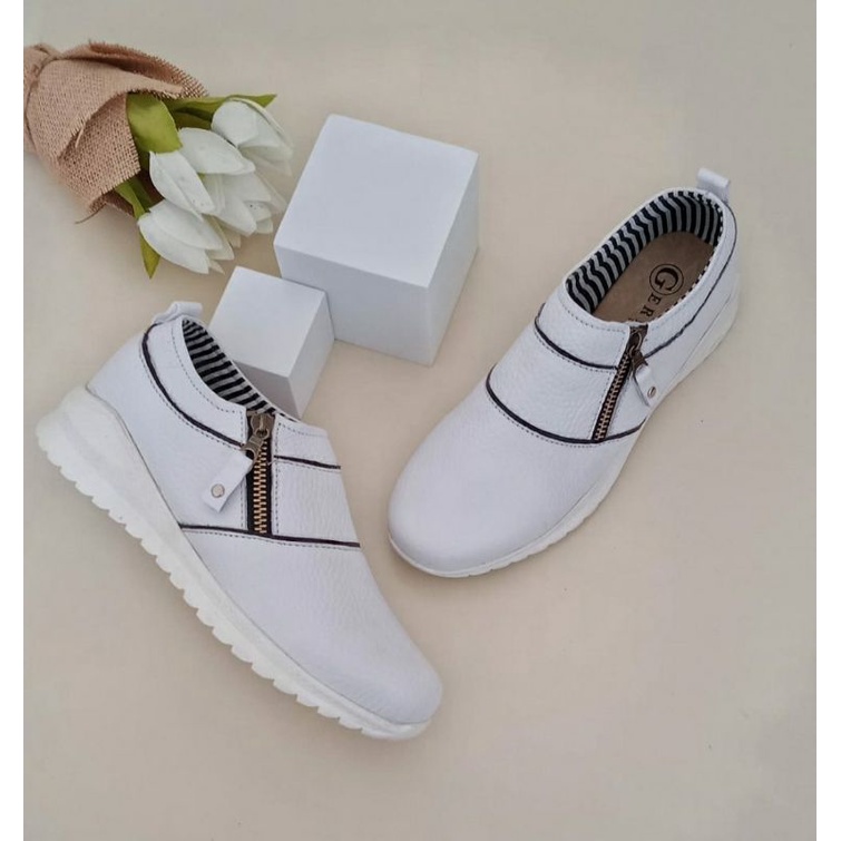 Sepatu Slip On Wanita