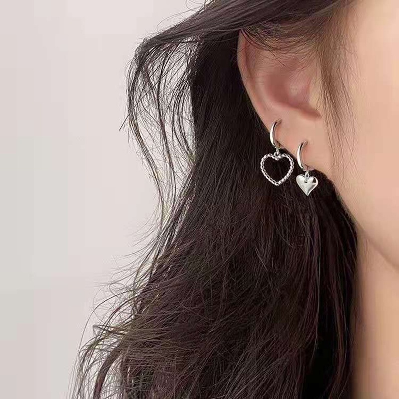 Anting Hoop Bentuk Hati Model Hollow Warna Silver Untuk Wanita