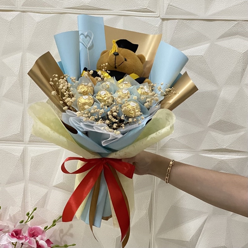 [PREMIUM] Gift Bouquet buket wisuda boneka toga + coklat ferrero, gift graduation bouquet, bucket wisuda, hadiah kelulusan, bucket, buket jakarta, buket bunga wisuda, buket duit asli, kado buket valentine, buket ulang tahun, buket balerina ballerina balet