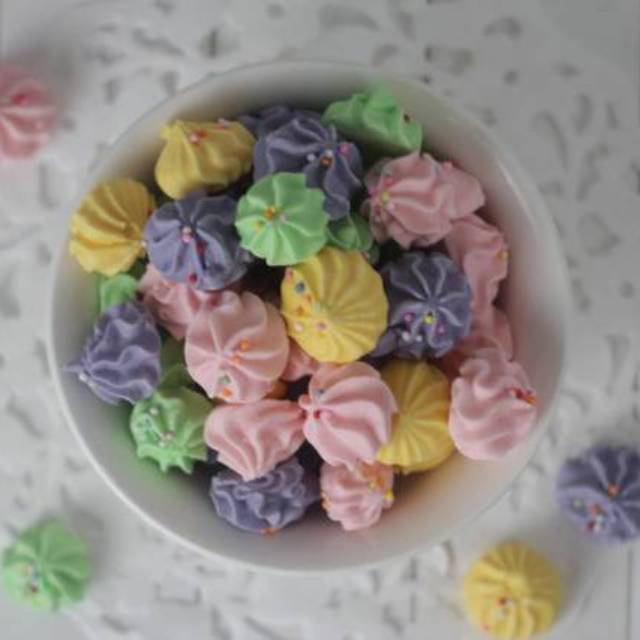 

(Pouch 500ml = netto 150 gram) Meringis Meringue Kisses Fruit Rainbow Maringue Rasa Buah Cookies Warna Warni Schuimpjes