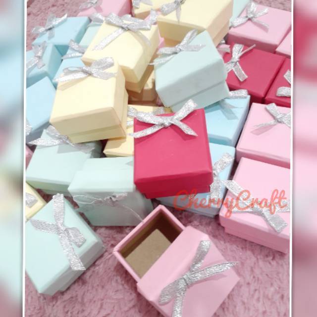 

Kotak ukuran 5x5x3 warna warni plus pita silver lucu isi 100pcs per paket