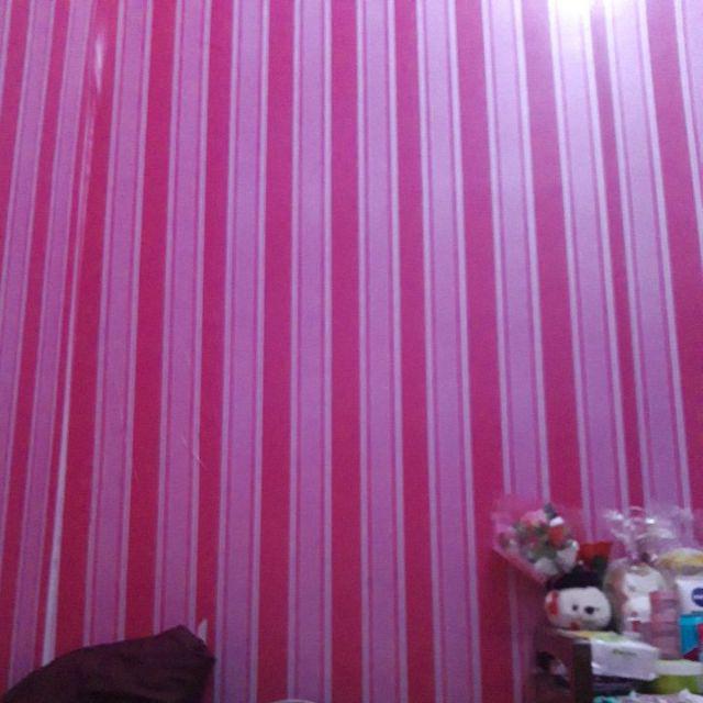 Grosir Murah_wallpaper Sticker Dinding Ruang Tamu Dan Kamar Garis Pink Merah Cantik 10mx45cm