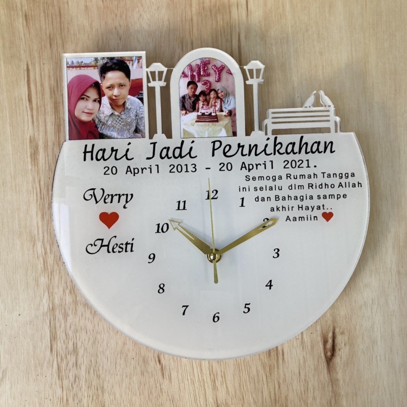 

Hadiah Kado Pernikahan Custom Jam Akrilik Bonus Box dan Pita