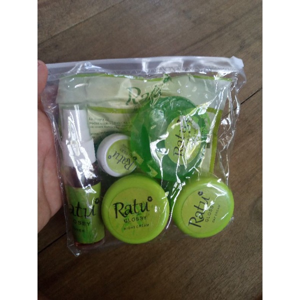 Ratu Glossy pengelupas
