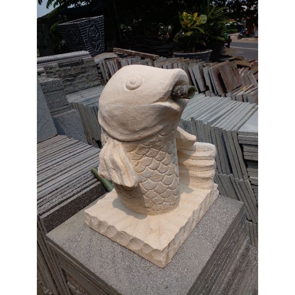 patung ikan air mancur