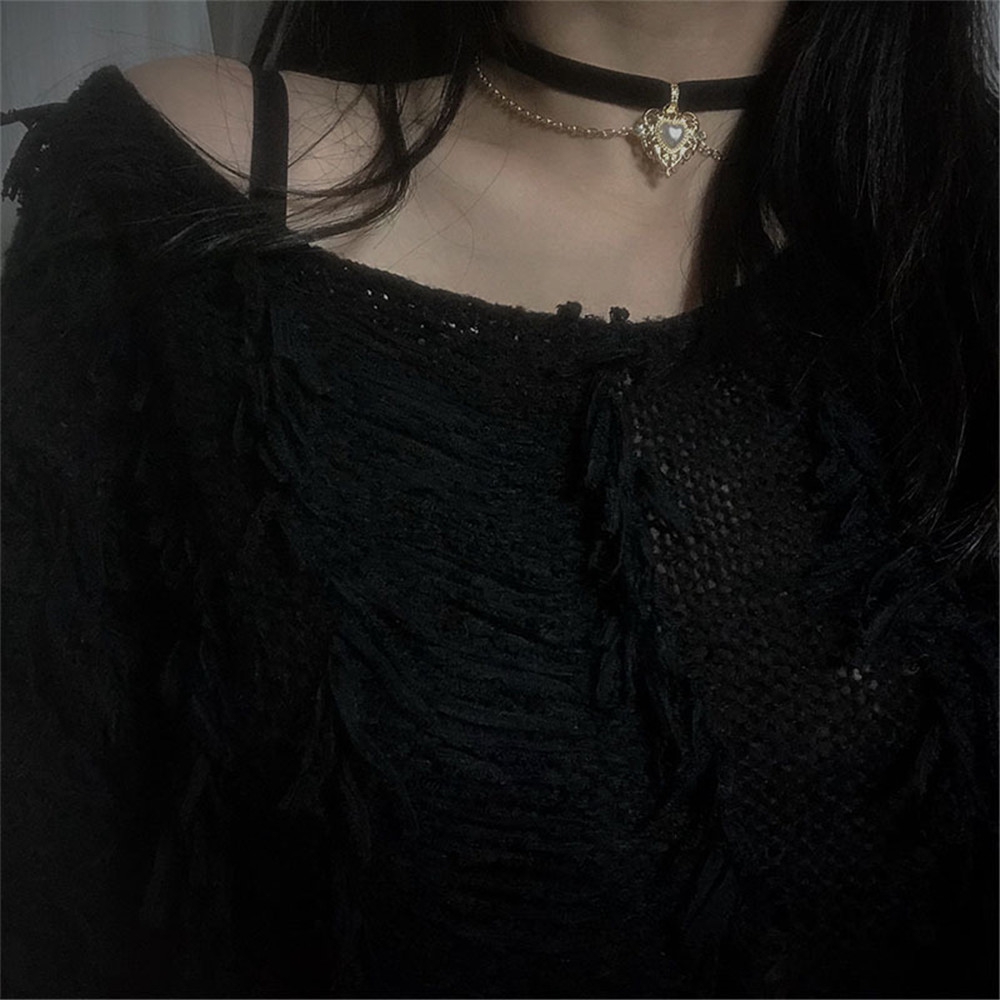 【COD Tangding】Retro Girl Choker Golden Peach Heart Velvet Chain Pendant Necklace