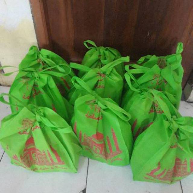 

Paket sembako beras 2,5kg, minyak 1 liter, gula 1kg, teh dan mie 2 free tas