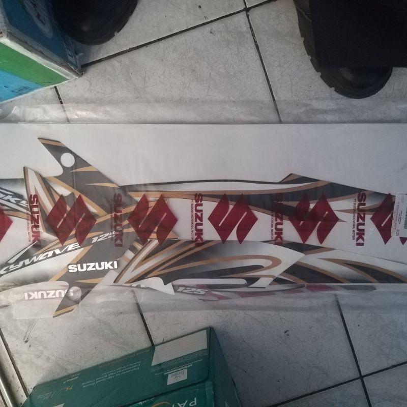 striping skywave 125 cc sgp warna hitam putih
