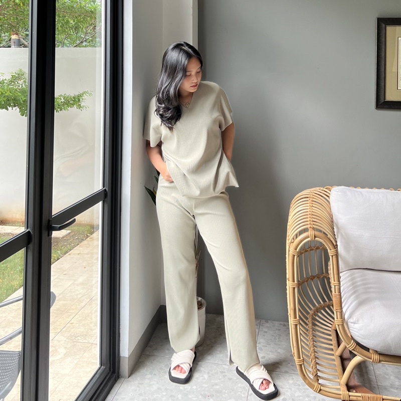 ESSI Lewi Pleats Set (top and pants)-7