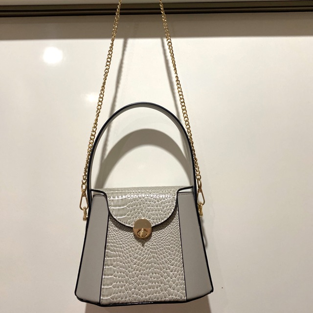 Tas Zara Original preloved. Hanya dipakai sekali. Kondisi perfect.Dijual karena ga muat ukuran HP sy