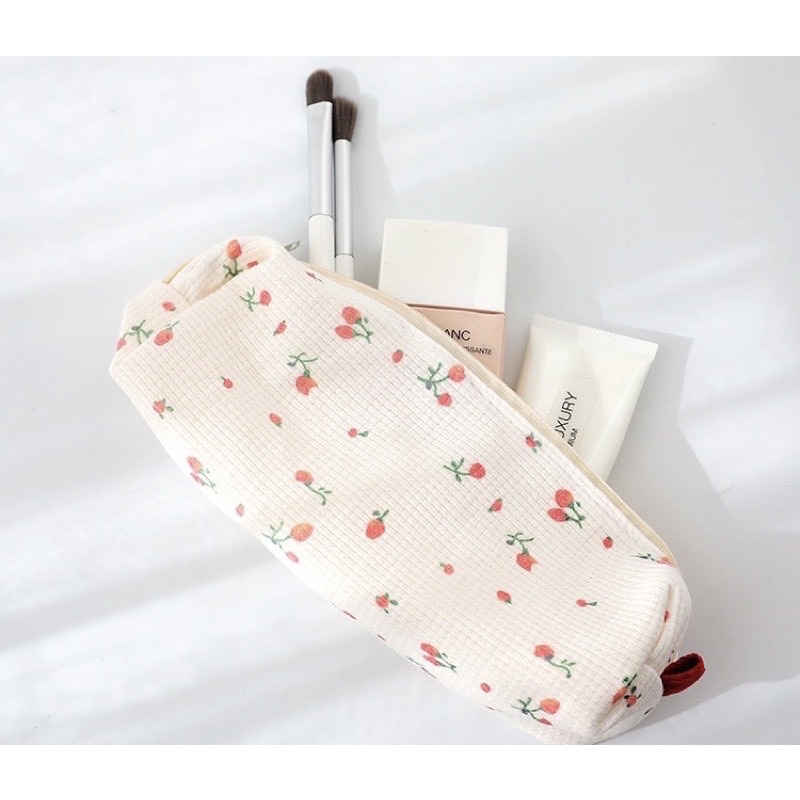 VINTAGE PENCIL CASE / TEMPAT PENSIL VINTAGE MOTIF BUNGA MERAH BIRU / KOTAK PENSIL SEKOLAH MOTIF LITTLE FLOWER PEREMPUAN TRENDY / POUCH MAKE UP KECIL / MINIMALIS AESTHETIC KOREAN STYLE STATIONERY / PREMIUM TEMPAT ALAT TULIS MURAH BAHAN KAIN LEMBUT