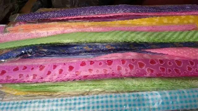 

Pita serut untuk hiasan kado atau parcel