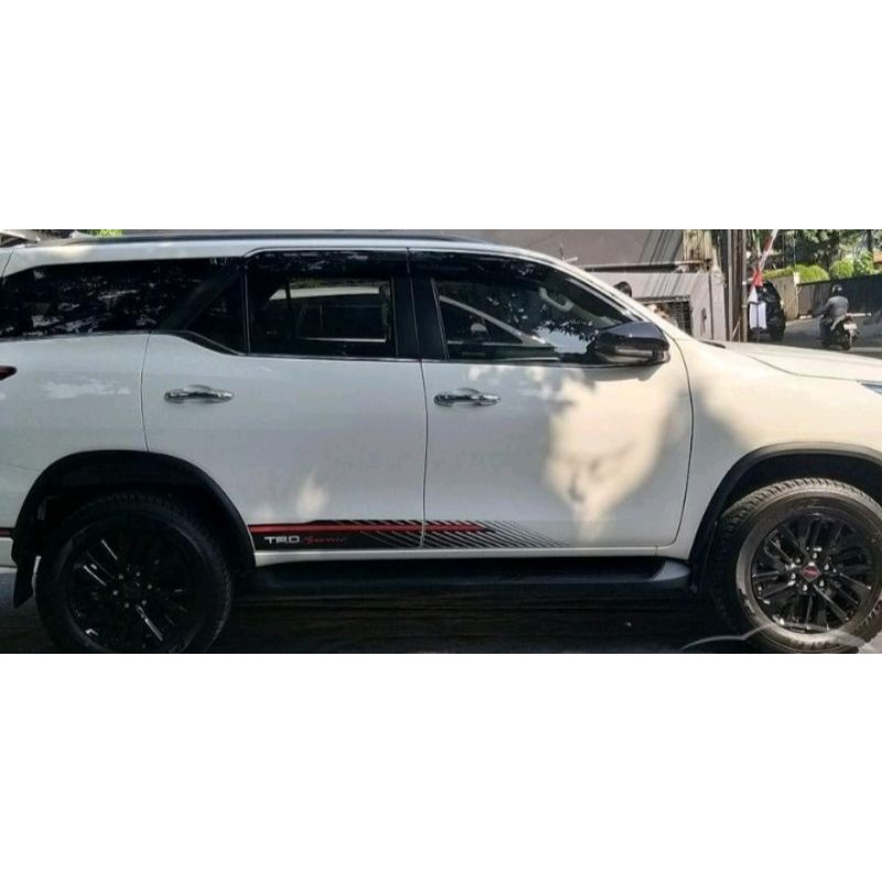 

STICKER MOBIL LIS BODY MOBIL/STIKER FORTUNER TRD SPORTIVO