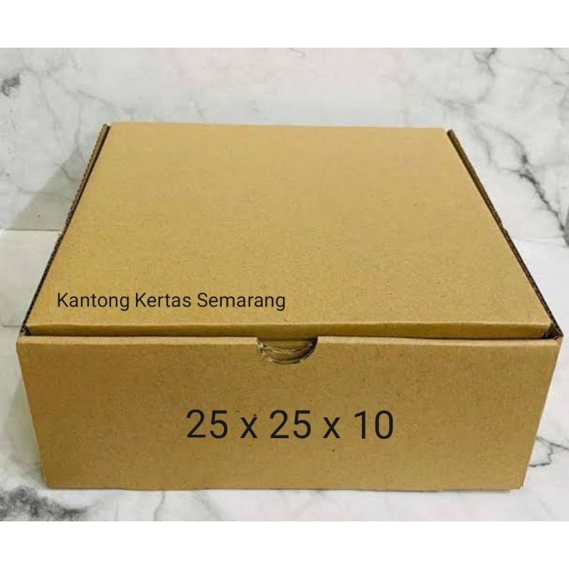 

kardus 25 x 25 x 10 cm die cut untuk kotak kue box hampers
