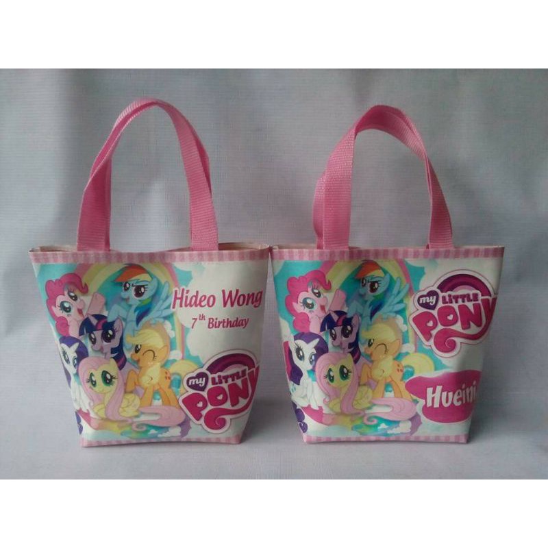 

TAS TRAPESIUM "MAGNET* uk 25 x 20 cm alas 15x10 cm min 2 ls