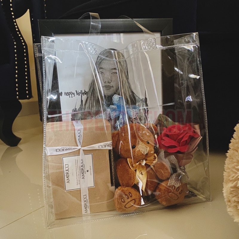 

Paket Hampers Lukis Pensil Bingkai Custom Kado Ulang Tahun Cewek Cowok Pria Wanita Orang Tua Set Parfum Amoricci Bunga Boneka A4 Flower Box Lukisan Karikatur Realis